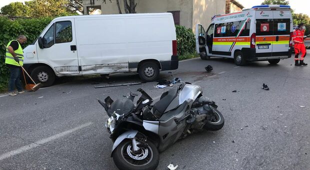 Si schianta con la motocicletta contro un furgone in un tratto in rettilineo: muore poco dopo
