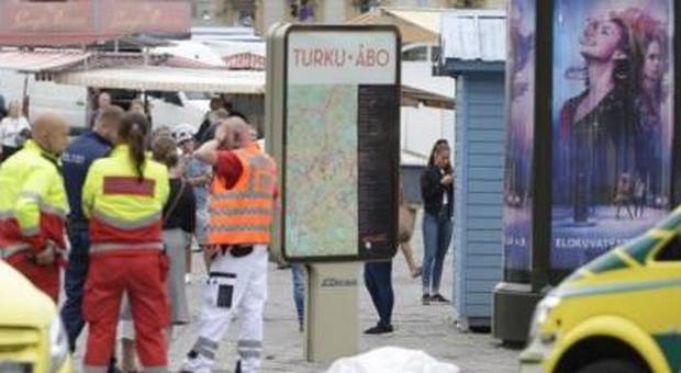 Uomo accoltella diverse persone a Turku in Finlandia: la polizia lo uccide. "Gridava Allah Akhbar"