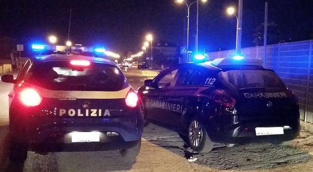 Assale gli agenti e spacca il vetro della Volante con un calcio: servono polizia e carabinieri per bloccare un 18enne