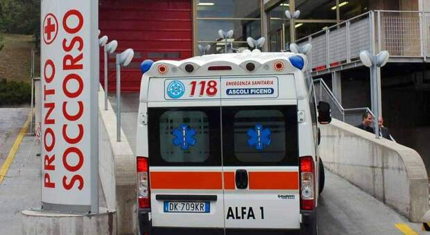 Un'ambulanza al pronto soccorso dell'ospedale Madonna del soccorso di San Benedetto