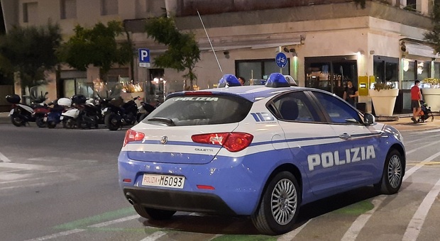 Un'auto della polizia