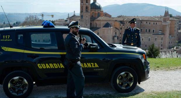 Urbino, evasione milionaria e lavoro nero: cinesi arrestati e maxi sequestro