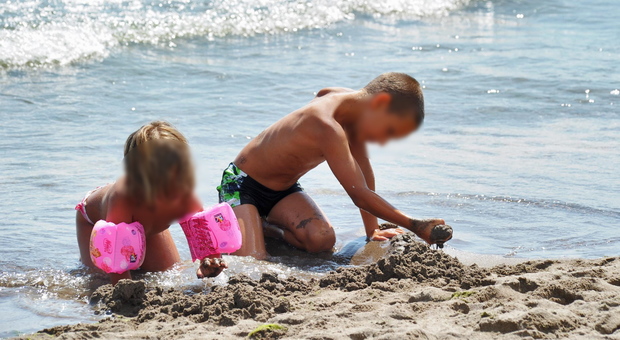 Pedofilo fotografa bimbe in spiaggiaù Scoperto dai genitori, rischia il linciaggio