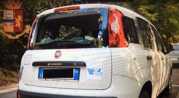 Jesi, deve aspettare per la visita: spazientito sfonda il vetro dell'auto Asur con un pugno