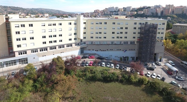 Il cadavere di un ragazzo trovato nel parcheggio dell'Istituto alberghiero: giallo sui motivi della morte