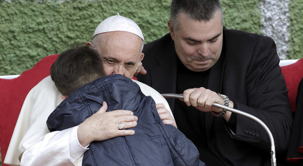 Papa Francesco abbraccia Emanuele il bimbo che piange per il padre morto