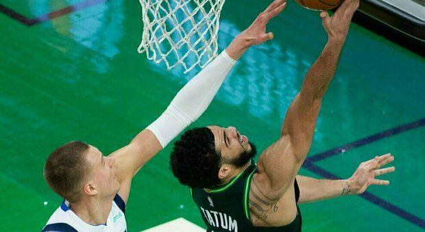 Nba, Tatum guida la rimonta Celtics: ko i Nuggets di Jokic