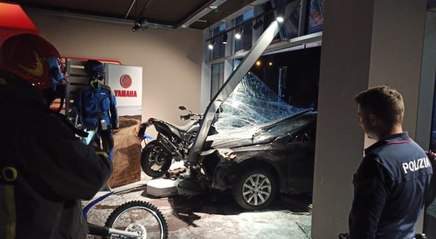 Pesaro, sfondano la vetrina di una concessionaria con l'auto: nell'impatto crolla il soffito, ladri in fuga