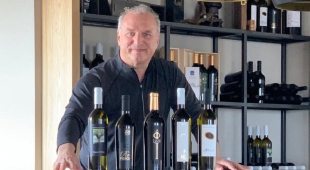 Giovanni Meschini con i suoi vini nella nuova struttura dedicata all ospitalità della cantina Fattoria Colmone della Marca a San Severino Marche