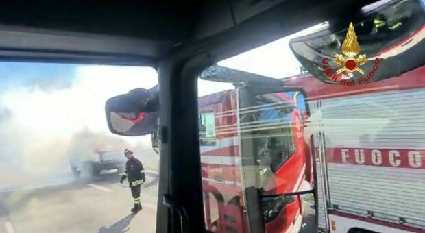 Autocarro, fiamme nel cassone: provvidenziale l'intervento dei vigili del fuoco