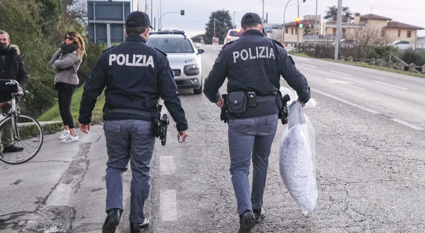 I poliziotti mentre si allontanano con il cuscino con cui potrebbe essere stata uccisa Guglielmina Pasetto