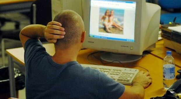 Tremila file osceni nel computer: arrestato un pedofilo online di 42 anni