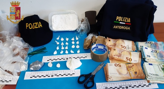 La droga e i soldi sequestrati dalla polizia allo spacciatore albanese