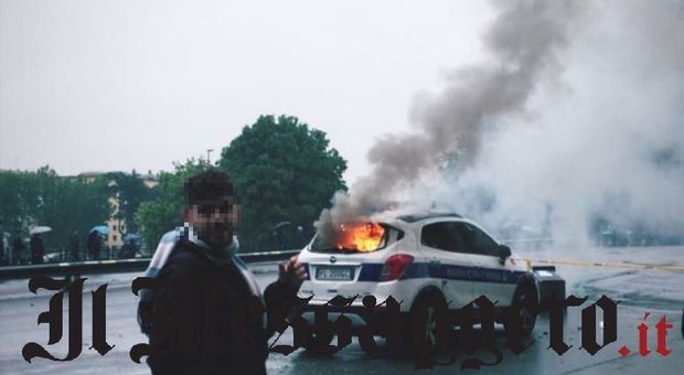 Lazio-Atalanta, scontri tra ultrà e polizia all'Olimpico: auto dei vigili a fuoco