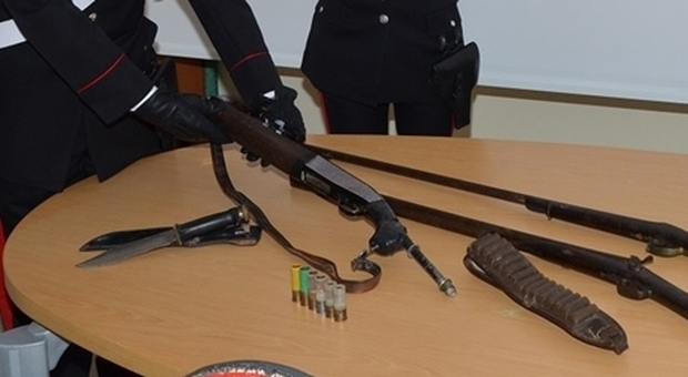 Fucile a canne mozze senza matricola, arsenale e cartelli stradali in casa: è giallo ad Ascoli