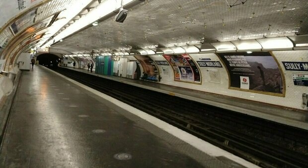 Parigi, girava con un machete nella stazione della metro: arrestato dalla polizia. Nel quartiere cecchini sui tetti