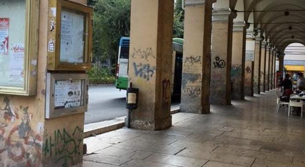 Baby gang scatenate, sotto ai portici di piazza Cavour scoppia il parapiglia