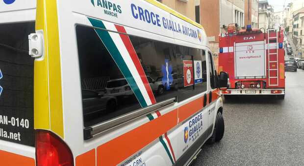L'ambulanza della Croce Gialla di Ancona e i vigili del fuoco