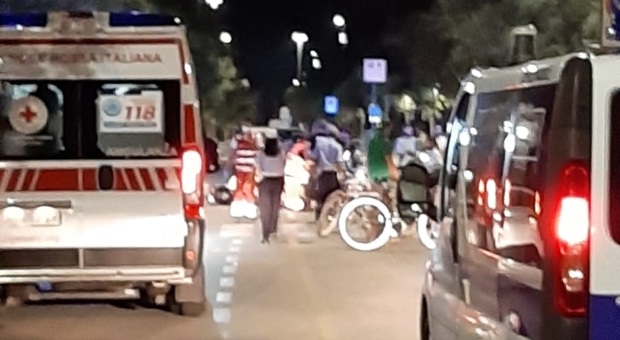 Movida molesta e pericolosa: incidente tra ragazzini alticci in scooter, due all'ospedale