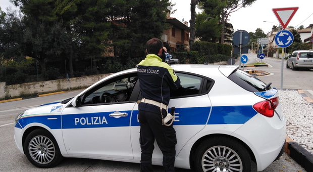Ancona, non è assicurato e si arrabbia per il sequestro del furgone: oltre alla multa scatta la denuncia
