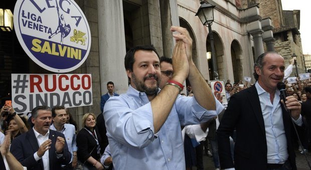 Salvini: «Pacchia finita per i clandestini. Bello ripristinare il servizio militare»