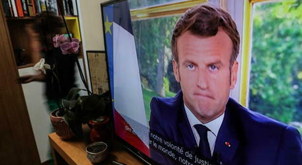 Francia, diretta Macron: pronto a dichiarare il "coprifuoco" in zone rosse