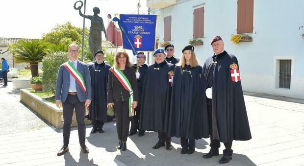 Il sindaco Moschella sorridente e in posa con la delegazione delle Guardie del Pantheon a Sirolo per il 25 aprile