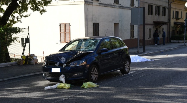 Terribile incidente, travolta da un'auto a Macerata: donna muore sul colpo