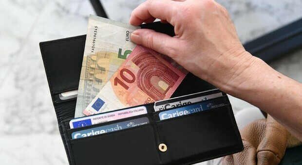 Olbia, trova borsello con 10.000 euro nel carrello della spesa e lo restituisce al proprietario