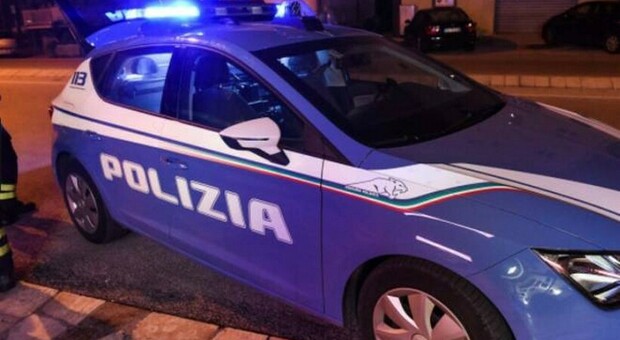 Ancona, ubriaco e molesto al bar reagisce agli agenti: denunciato e multato alla fine chiede un controllo psichiatrico