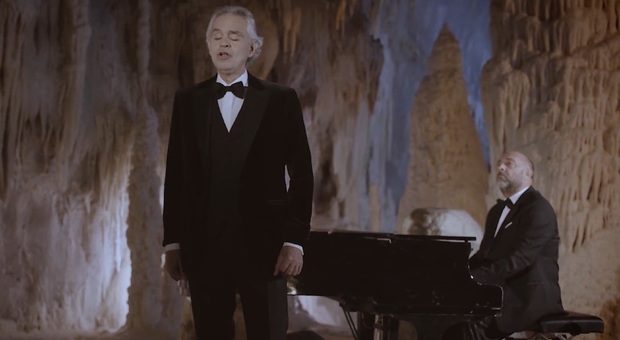 Il tenore Andrea Bocelli accompagnato al pianoforte da Carlo Bernini all interno della Sala Abisso Ancona delle Grotte di Frasassi