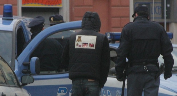 I due bulli sono accusati dalla polizia di aver rapinato una ragazza vicino a piazza Pertini