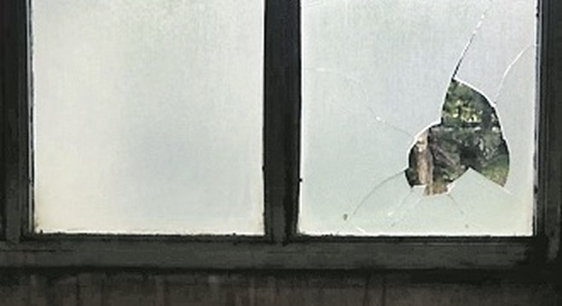 Ancona, tiro al bersaglio sulle finestre all'uscita da scuola: caccia ai baby teppisti