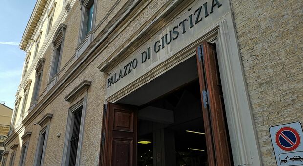 Ancona, si infila nel lettino per abusare della nipotina di 9 anni: zio 50enne a processo per violenza sessuale
