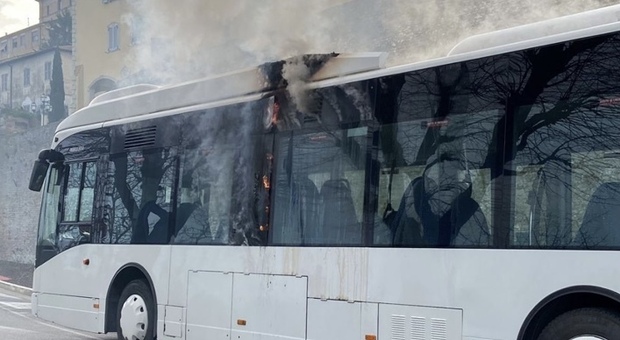 Principio d incendio sul bus pieno di alunni: lo stop in via Bellesi, scatta l evacuazione