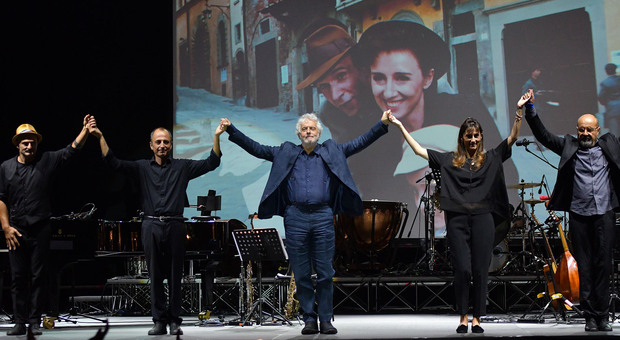 L'amicizia con Fellini, l'Oscar con "La vita è bella" : standing ovation a Jesi per il compositore Nicola Piovani