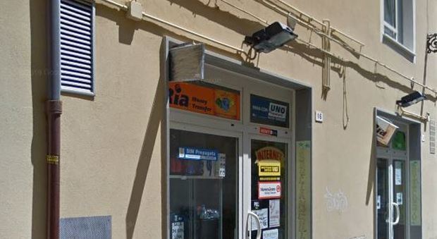 Pesaro, ladri e balordi all'assalto nei negozi: rubati 40 cellulari e ripulita la cassa del kebab