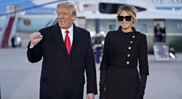 Melania Trump, per l'addio alla Casa Bianca look (finto) low profile: la borsa costa come una super car