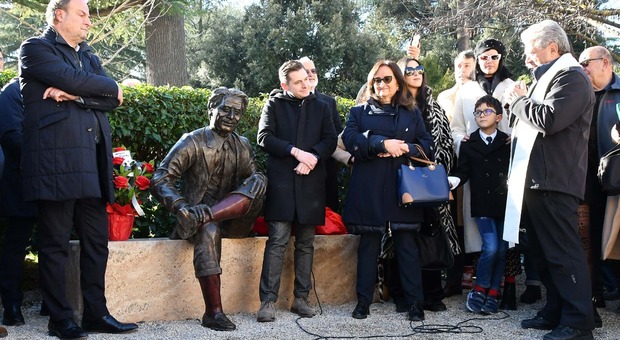 Ascoli, inaugurata la statua di Costantino Rozzi: è a grandezza naturale e ha le mitiche calze rosse. Ecco dove si trova
