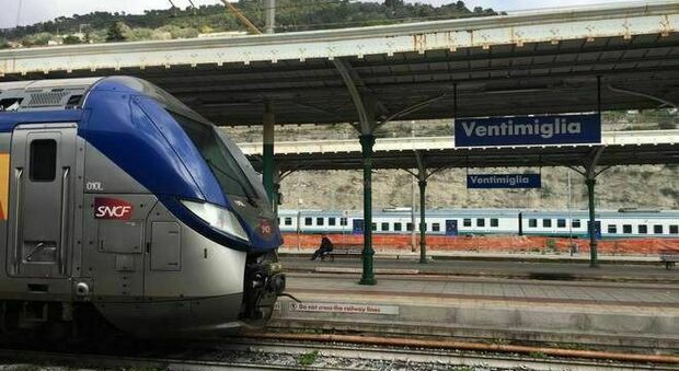 Ventimiglia, migrante folgorato sul tetto del treno: cercava di raggiungere il confine