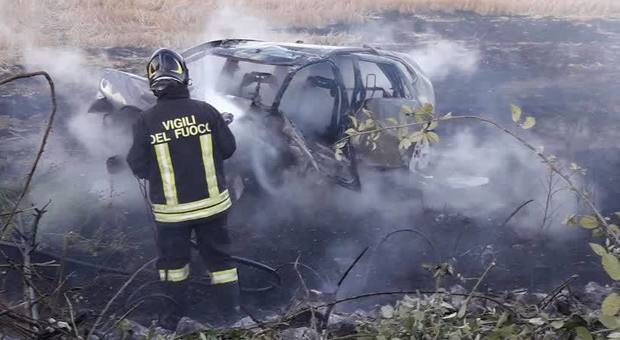 Roma, incidente sull'Aurelia a Palidoro: due morti nell'auto in fiamme