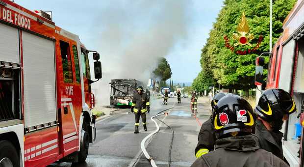 L'autobus distrutto dalle fiamme a Strozzacapponi