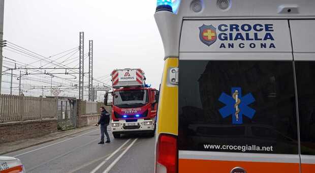 L'ambulanza della Croce Gialla e i vigili del fuoco sulla Flaminia