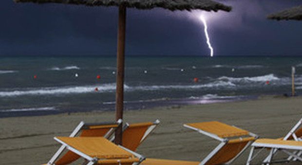 Terrore in spiaggia: fulmine colpisce un bagnante, è gravissimo