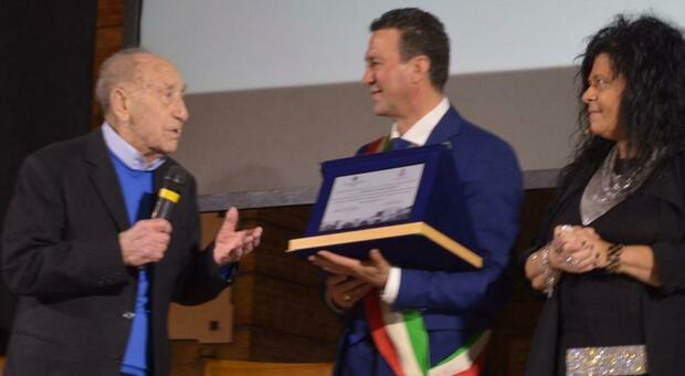 Arnaldo Marcelletti premiato dal sindaco Mauro Sclavi