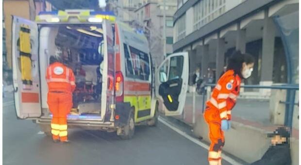 I genitori non riescono a contattarlo e chiamano i soccorsi, 35enne colto da malore in casa ad Ancona: è grave