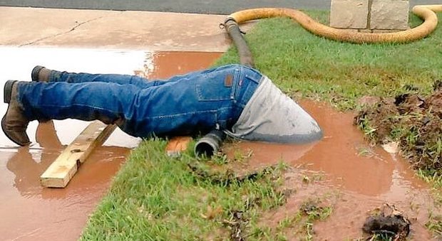 L'idraulico fa un tuffo nel fango pur di far bene il suo lavoro: che show