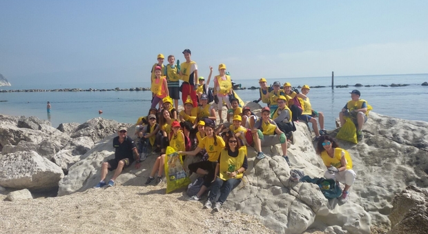 Numana, spiagge e fondali puliti grazie agli studenti di Osimo Stazione