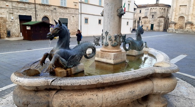 Fessurazioni e costante perdita di acqua: Piazza Arringo, fontana da restaurata. Ecco quando inizieranno i lavori