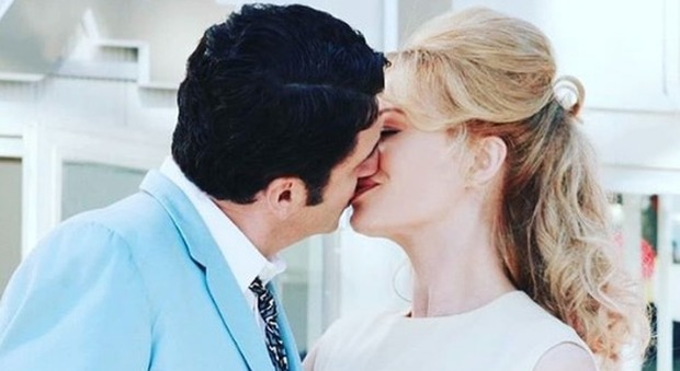 Teo Mammucari, annuncio a sorpresa su Instagram: «Mi sono sposato». Ma i fan notano un dettaglio